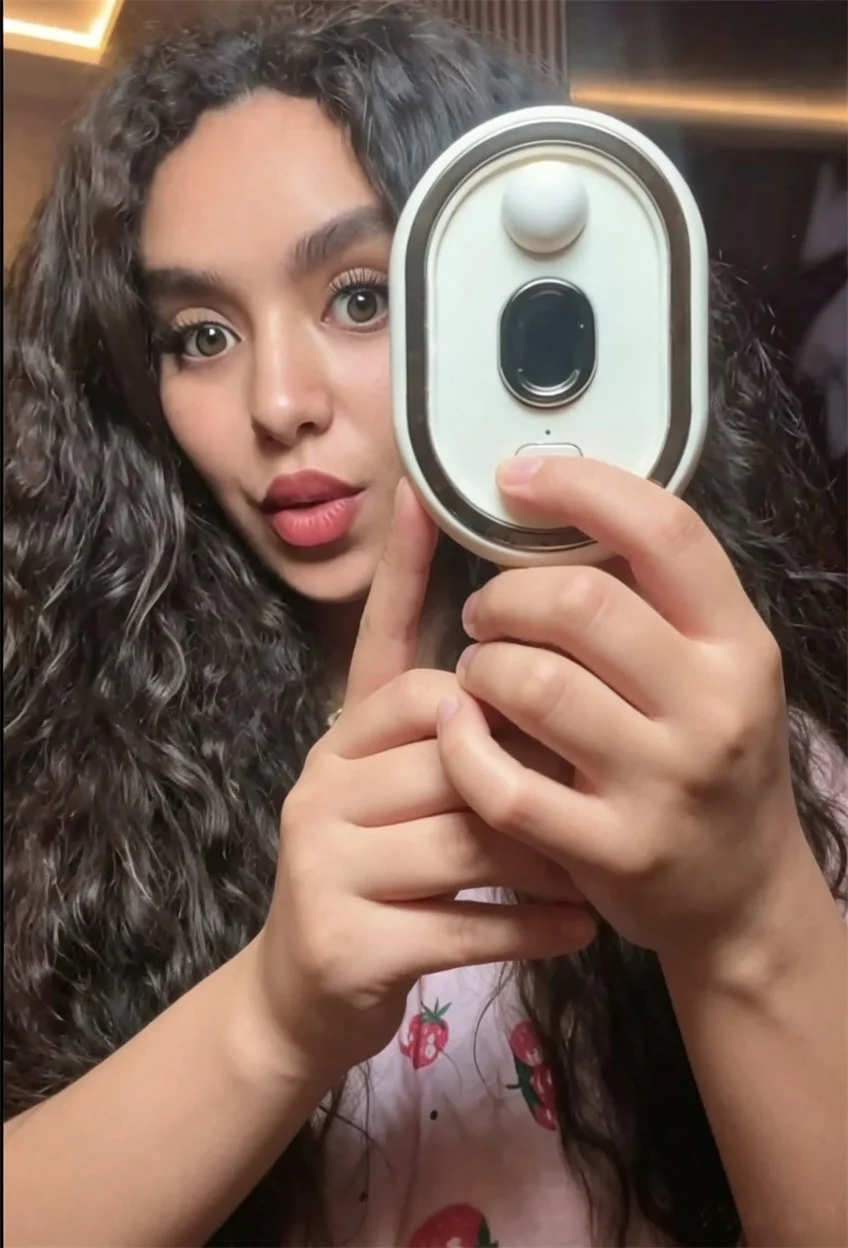 Photo from this review of Trackify Premium Elecspray Hair Brush